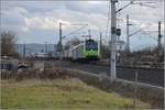 An der südlichen Ausfädelung in den Katzenbergtunnels fährt Re 485 008 mit einer RoLa Richtung Freiburg. Binzen, Dezember 2017. 