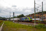 Die BLS Cargo 010, Re 485 010-3 (91 85 4485 010-3 CH-BLSC) fährt am 08.06.2021 mit einem KLV/CargoBeamer Alpinzug Domodossola- Kaldenkirchen, durch Betzdorf (Sieg) in Richtung Köln.