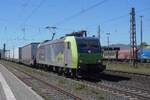 BLS 485 014 zieht der Cabooter-KLV aus Kaldenkirchen (n�he die Grenze mit die Niederlande bei Venlo) am 30 April 20-26 durch Neuwied den S�den entgegen.