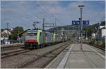 Die BLS Re 486 508 und eine weitere fahren mit einem Güterzug Richtung Basel in Sissach auf Gleis 2 durch.