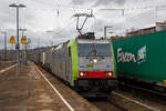 Die BLS Cargo 507, Re 486 507-7 (91 85 4486 507-7 CH-BLSC) fährt am 28.12.2017 mit einem KLV-Zug durch Weil am Rhein in Richtung Basel.