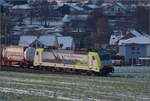 Re 486 501 oberhalb von Frick auf dem Weg nach Brugg. Dezember 2022.