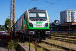 Die Rem 487 001-0 „Murmeltier“ (91 85 4487 001-0 CH-SRA) der Salzburger Eisenbahn Transportlogistik (SETG), ex SRT Rem 487 001, ex BTK 187 010, ist am 07 September 2024 beim Hauptbahnhof Siegen (D) angestellt. 

Die Bombardier TRAXX F160 AC3 LM wurde 2014 von Bombardier in Kassel unter der Fabriknummer 35113 gebaut. Im September 2014 bestellte Swiss Rail Traffic (SRT) eine Lokomotive (DACH-Zulassung, mit LM-Modul), ausgeliefert wurde Anfang 2015 die vormalige Vorführlokomotive 187 010 als Rem 487 001. Ende 2018 verkaufte die SRT die Lokomotive an die Salzburger Eisenbahn Transportlogistik (SETG), weil die Auslastung zu gering gewesen sei.

Weitere Informationen und Technische Daten zur Lok (als sie noch zur Swiss Rail Traffic (SRT)  gehörte), siehe:
http://hellertal.startbilder.de/bild/schweiz~e-loks~rem-487-traxx-f-140-ac3-lm/828660/die-rem-487-001-91-85.html

Die Salzburger Eisenbahn Transportlogistik GmbH (kurz: SETG) ist ein im Jahr 2001 gegründetes Eisenbahnverkehrs-Unternehmen (EVU) mit Sitz in Salzburg. Das Unternehmen transportiert überwiegend in den Ländern Österreich und Deutschland Ganzzüge mit eigenen sowie geleasten Elektro- und Dieselloks.