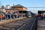 Grosser Bahnhof Wohlen: Die Ankunft des Dampfzuges mit drei Dampflokomotiven vermochte eine sehr grosse interessierte Zuschauermenge zu mobilisieren. Die Ae 6/6 11407  AARGAU  brachte am Abend des 7.3.2015 die Reisenden aus Deutschland in ihren schnen historischen Wagen von Wohlen nach Konstanz.
Foto: Walter Ruetsch 