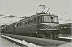 Die SBB Ae 6/6 11420 wartet mit einer weiteren Ae 6/6 vor einem Kieszug in Luzern auf die Abfahrt. 

26. Feb. 1985