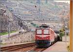 Die SBB Ae 6/6 11417  Fribourg  fährt mit einem Güterzug in Rivaz durch.

April 1995