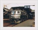 Die SBB Ae 6/6 11403  Schwyz  wartet in Zürich HB mit einem Regionalzug auf die Abfahrt.