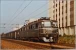 Die SBB Ae 6/6 11414  Kanton Bern  (und Vorbild der klassischen Märklin Ae 6/6) ist zwischen Lengnau und Grenchen Süd mit einem Personenzug unterwegs. 

Analogbild vom 20 Juli 1984 