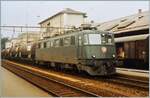 Die Ae 6/6 11480  Montreux  fährt mit einem Oelzug in Aarau in Richtung Rupperswil durch. 

Analogbild vom 24. Juli 1984