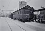 An einem trüben und schneereichen Märztag steht die SBB Ae 6/6 11416  Glarus  mit einem Postwagen in Beromünster auf Gleis 1.

Analogbild vom März 1988