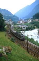 re-6-6/377804/im-juli-1983-befoerdert-eine-re Im Juli 1983 befördert eine Re 6/6 einen langen Personenzug auf der Gotthard-Nordrampe.