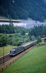 Im Juli 1983 fährt eine Re 6/6 bei Gurtnellen die Gotthard-Nordrampe hinunter