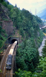 Eine Re 6/6 überquert mit ihrem Güterzug im Juli 1983 die Untere Meienreussbrücke bei Wassen