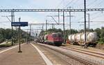 Einfahrt der Re 6/6 11685/620 085 mit einem Getreidezug in Möhlin. Rechts stehen zwei Zisternenwagen mit  Taufix-Schweizer Auftausalz . 22.August 2024 