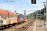 Re6/6 620 019  Arbon  durchfährt mit einem langen Güterzug den Bahnhof Stein-Säckingen. 22.August 2024 