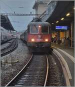 Eine miserable (Handy)-Fotoqualität, ein miserabler Fotostandort - aber wann fuhr zum letzten Mal ein Reisezug mit einer SBB Re 6/6 ? 

Aus diesem Grund wage ich doch diese Bild hier zu zeigen: die SBB Re 6/6 11622 (Re 620 022-4)  Suhr  wartet mit dem traditionellen Silvester Zug der  L'Association 141 R 568  in Lausanne auf die Abfahrt in Richtung Bern. 

31. Dez. 2024