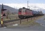 Das Rheintal hinauf in Richtung Sargans fahrend ist Re 6/6 11618 'DÜBENDORF' mit ihren Kesselwagen am 06.03.2012 bei Plattis unterwegs.