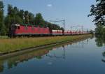 Am Thurkanal bei Bürglen befindet sich Re 6/6 11624 'ROTHRIST' mit einem Schüttgutwagen-Ganzzug auf der Fahrt in Richtung Frauenfeld (19.06.2014).