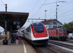 SBB: Biel-Konstanz mit ICN anstatt EW-lV oder gar EW ll-Pendel. IR 2119 mit RABDe 500 033 6 bei einer Ueberholung eines Gterzuges mit Re 6/6 11653 GUEMLIGEN in Oensingen am  11. September 2014.
Foto: Walter Ruetsch