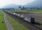 SBB: Schwerer Oelzug mit Re 620 047-1  BEX  zwischen Biel und Solothurn im Gegenlicht unterwegs am 2. Oktober 2014.
Foto: Walter Ruetsch