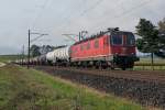 SBB: Re 6/6 11652  Kerzers  mit einem Oelzug bei Niederbipp am 15. Oktober 2014.
Foto: Walter Ruetsch