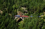 Gotthard-Nordrampe bei Wassen III: Nach der Fahrt durch den Leggistein-Kehrtunnel setzen die beiden Re 6/6 ihre Fahrt wieder in Richtung Süden fort und und überqueren auf dem Weg nach