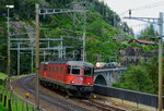 Die Re 6/6 11678 und eine Re 4/4 II überqueren am 12.09.2016 mit einem Güterzug die Mittlere Meyenreussbrücke