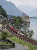 Die SBB Re 620 017-4 mit dem Novelis Güterzug Sierre - Singen - Göttingen bei der Durchfahrt in der Station Veytaux-Chillon.