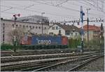 Die SBB Re 620 059-6 rangiert zwischen Formsignalen im Rangierbahnhof von Biel. 

5. April 2019