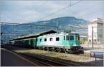 Die SBB Re 6/6 11655 in der gefälligen, aber dann verworfen Cargo Lackierung mit einem Schnellzug nach Brig beim Halt in Vevey. 

Das Bild entstand im Frühling des Jahres 2000 in Vevey. 
