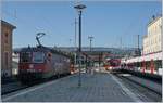 Viel Betrieb in Porrentruy: Auf Gleis 3 wartet die SBB Re 620 051-3 auf die Abfahrt Richtung Alle, auf Gleis 2 steht der CJ Regionalzug nach Bonfol und nur teilweise sichtbar warten zweie SBB RABE 523