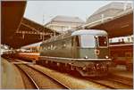 Die SBB Re 6/6 11645 wartet mit einem internationalen Schnellzug von Genève nach Milano in Lausanne auf die Abfahrt. Rechts im Bild ist der Anscluss TGV aus Paris zu erkennen.

Mai 1984

 

