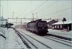 Die SBB Re 6/6 mit dem IC 375  Mont Blanc  wirbelt bei der Durchfahrt in Grenchen Nord viel Schnee auf.