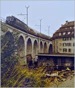 Von einer Re 6/6 gezogen fährt der IC 375  Mont-Blanc  auf dem Oberdorfviadukt in Richtung Grenchenbergtunnel. 

Analogbild vom 4. August 1984