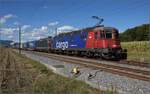 Re 620 033 'Muri' und die grüne Re 420 335 auf dem Weg Richtung Burgdorf. Herzogenbuchsee, September 2022.