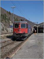 In Vallorbe wird die SBB Re 6/6 11615 (Re 620 015-8) durch eine SNCF Lok ersetzt, wobei der Fahrplan so gestaltet ist, dass der Gegenzug etwa zur gleichen Zeit in Vallorbe eintrifft und die Re 6/6 die Gegenleistung nach Domo II übernehmen kann. Doch zuvor gibt es noch ein kleines Kaisermanöver zu bewundern, wozu die Re 6/6 schon mal von ihrem angekommen Zug abgekuppelt wird.

24. März 2022