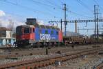 SBB Cargo 620 074 schleppt zwischen alle Gterzge durch ein Gleisbauzug durch Pratteln am 13 Februar 2024. 