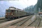 Die Ae 8/8 274 der BLS durchfhrt im Mai 1981 mit einem Gterzug den Bahnhof Blausee-Mitholz