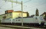 Re 486-656 'Lokoop' und eine weitere 486er der ehemaligen Mittelthurgaubahn am 26.08.2001 in Kreuzlingen.