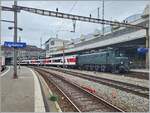 Auf Gleis 1 in Lausanne wartet die SBB Historic Ae 4/7 10976 mit ihrem Schulzug auf die Abfahrt. Die Lok wurde 1931 abgeliefert und stand bis 1995 im aktiven Dienst und wurde dann nach 64 Einsatzjahren als SBB Historic Lok aufgenommen. Der SBB Schulzug wird traditionell von  Altbauloks  befördert, die passen zwar eher wenig zum Zug, bieten aber die Gelegenheit, dass die Loks bewegt werden und Bahnfotografen sie verwiegen können.

1. Nov. 2025