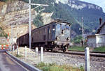 Die Eisenbahn im Vallon de St.Imier (Kanton Bern): Ae3/6 III 10271 mit ihrem Zug in Reuchenette-Péry am 3.Juli 1967. Als kleines Detail sei auf den Kondukteur hingewiesen, der wie damals sozusagen üblich zur offenen Ladetüre des Gepäckwagens hinausguckt. 