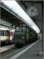 ae-4-7/457860/die-ae-47-10997-mit-dem Die Ae 4/7 10997 mit dem nur aus einem Wagen bestehenden Sonderzug zur Tatoo -Vorstellung in Basel wartet in Lausanne auf die Abfahrt. 
25. Juli 2015