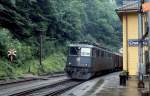 Ae 6/6 11479 durchfährt im Juli 1983 mit einem Güterzug den Bahnhof Choindez