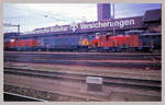 Traktoren Te I: Dieses leider sehr schlechte Bild aus einem fahrenden Zug zeigt eine unwiederholbare Szene vor dem Depot Basel. Ganz rechts der Winzling Te I 32, links davon der Te II 76, eine Heizlokomotive Ae4/7 (vermutlich 10989) und eine Bm 4/4 Diesellok. 18.April 1995  