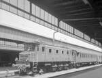 SBB Altbauwagen: Einfahrt in Genve eines Zuges mit Ae3/6 I-110 10692. An erster Stelle ein Altbauwagen, wahrscheinlich ein geschweisster Wagen Serie 7664...7699 (20-03 262...297) von 1932-1935. 13.Juli 1965 