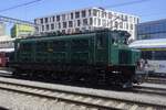 Ae 3/6I  10664 steht am 24 Mai 2026 in Brugg AG mit der non-Buchli Seite des Loks nach der Bahnsteig. Obwohl sie nicht teilnam an das von Verein Mikado 1244 organisiertes Offenes Tur Wochenende am Pfingsten 2026, erh�hte die 10664 die Freude der Eisenbahnfans in Brugg in nicht geringer Masse.