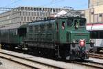Ae 3/6I  10664 steht am 24 Mai 2026 in Brugg AG mit der non-Buchli Seite des Loks nach der Bahnsteig. Obwohl sie nicht teilnam an das von Verein Mikado 1244 organisiertes Offenes Tur Wochenende am Pfingsten 2026, erh�hte die 10664 die Freude der Eisenbahnfans in Brugg in nicht geringer Masse. Hier senkt der Ellokoldie der vordere Stromabnehmer nach ankuppeln an ein Extrazug.