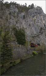 Die RVT-Fahrt zum Feldschlösschen.

Ae 3/6 III 10264 mit dem RVT-Zug auf dem Weg durch die Klus nach Moutier. April 2023.