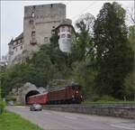 Die RVT-Fahrt zum Feldschlösschen.

Ae 3/6 III 10264 mit dem RVT-Zug unter dem Schloss Angenstein. April 2023.

Fototechnisch sind die dunklen Juraschluchten bei dunklem Himmel leider Höchststrafe für jede Kamera. Da führen einige Kompromisse unumgänglich zu Qualitätsmängeln. Ich hoffe trotzdem bei diesem und den folgenden Bildern auf die Nachsicht der Betrachter, denn motivlich lohnt sich die Strecke durchaus...