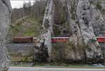 Die RVT-Fahrt zum Feldschlösschen.

Ae 3/6 III 10264 mit dem RVT-Zug auf dem Weg durch die Klus nach Delémont. April 2023. 